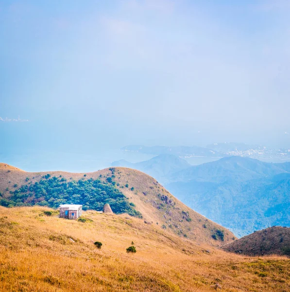 Casa blanca en la colina, Otoño — Foto de Stock