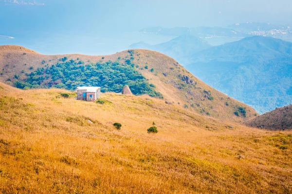 Casa blanca en la colina, Otoño — Foto de Stock