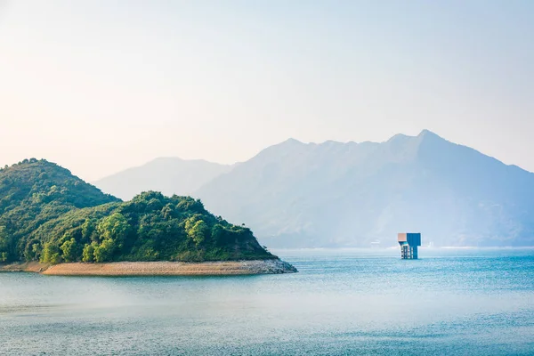 Edificio en medio de un embalse — Foto de Stock