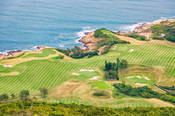 Golfbane ved sjøen. – stockfoto