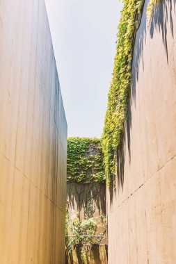 Terk edilmiş ve kurutulmuş su yolu yüksek duvar