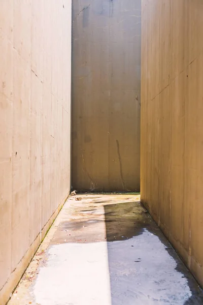 Hohe Mauer einer verlassenen und ausgetrockneten Wasserstraße — Stockfoto