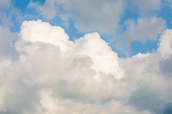 Paisaje nublado en el día claro — Foto de Stock