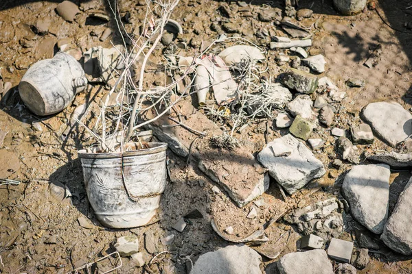 kırık kap kir içinde