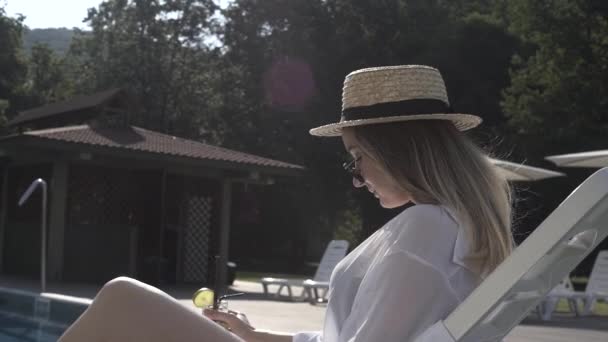 Chicas Relajarse Cerca Piscina Tomar Sol Charlar Beber Cóctel — Vídeos de Stock
