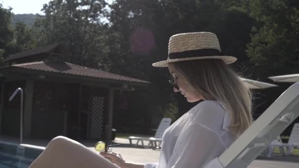 Meninas Relaxar Perto Piscina Tomar Sol Conversar Beber Coquetel — Vídeo de Stock