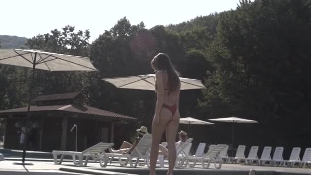 Fille Promène Près Piscine Détend Profite Vue — Video