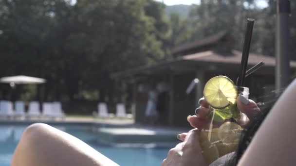 Chicas Relajarse Cerca Piscina Tomar Sol Charlar Beber Cóctel — Vídeo de stock