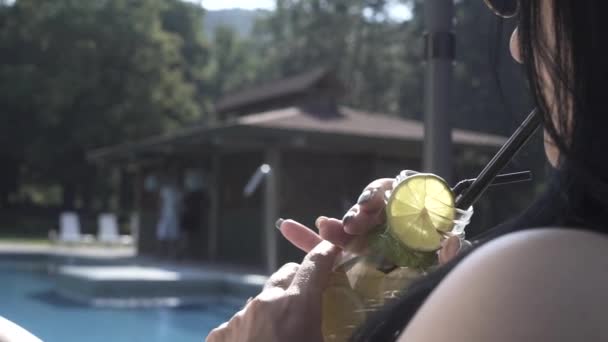 Girls Relax Pool Sunbathe Chat Drink Cocktail — Stock Video