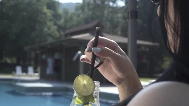 Meisjes Ontspannen Bij Het Zwembad Zonnebaden Kletsen Drinken Een Cocktail — Stockvideo