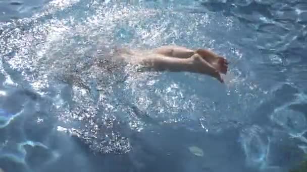 Девушка Плавает Бассейне Водой Выходит — стоковое видео