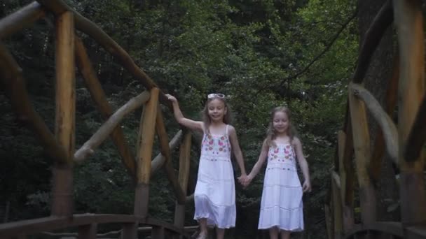 Gyerekek Szülőkhöz Család Nyaraláshoz — Stock videók
