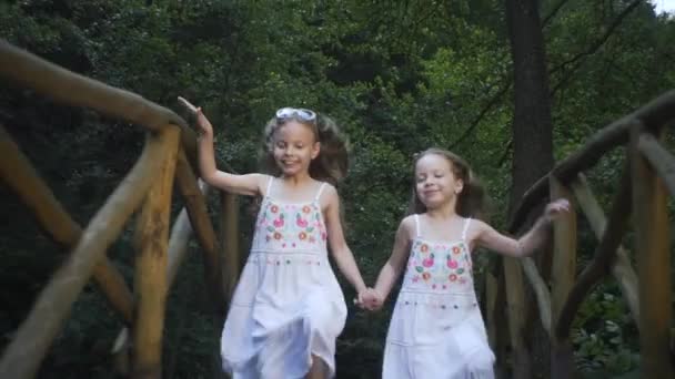 Kinderen Rennen Naar Ouders Familie Vakantie — Stockvideo