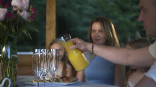 Familia Cenando Noche Verano — Vídeo de stock