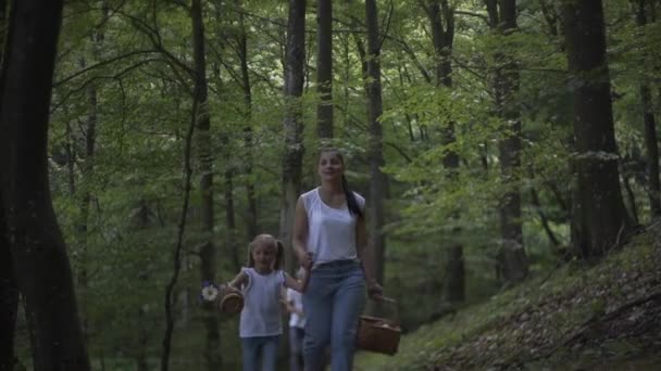 Family Hiking Adventure Forest Happy Family Mother Father Daughters Walking — 비디오