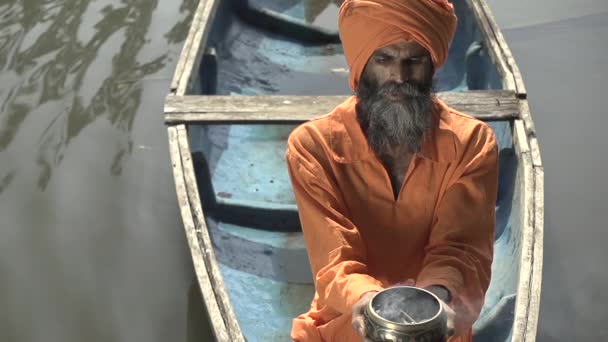 Shamanic Ülés Folyónál Sámán Imádkozás Közben Csónakban — Stock videók