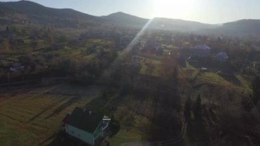 Dağlardaki Karpatlar köyü, Hutsuly, dağlardaki yaşam, ev.