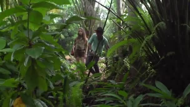 Grupa Archeologów Przewodnikiem Podróżująca Przez Dżunglę Sri Lanki Szukająca Skarbów — Wideo stockowe