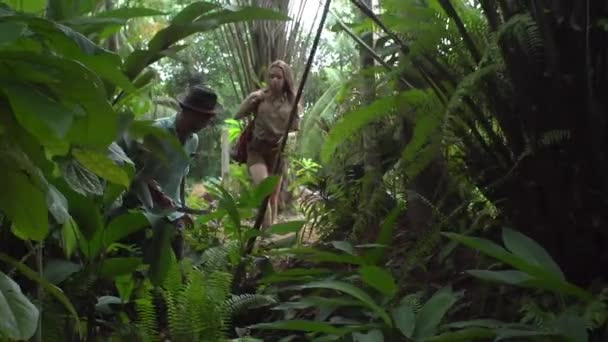 Een Groep Archeologen Met Een Gids Reist Door Jungle Van — Stockvideo