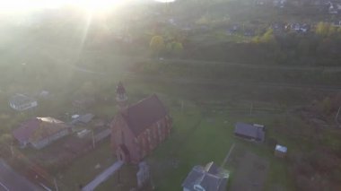 Eski Katolik kilisesi, dağlarda, Karpatlar, insansız hava aracı manzarası.