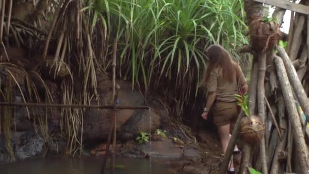 Chica Arqueóloga Sri Lanka Viaja Través Selva Excavaciones Ruinas Antiguas — Vídeo de stock