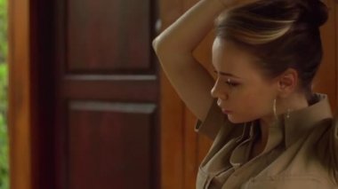 Sri Lanka 'ya seyahat eden kız arkeolog bir masada haritayı inceliyor.