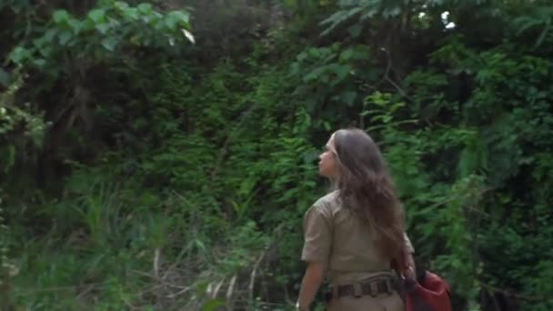 Arkeolog Gadis Sri Lanka Melakukan Perjalanan Melalui Hutan Dalam Penggalian — Stok Video