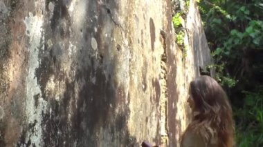 Sri Lanka 'daki kız arkeolog ormanı geziyor, kazılar, eski kalıntılar...