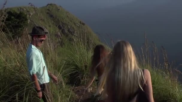 Een Groep Archeologen Met Een Gids Reist Door Jungle Van — Stockvideo