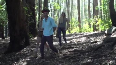 Bir grup arkeolog ve rehber Sri Lanka ormanlarında seyahat ederek hazine ve keşif arıyorlar.