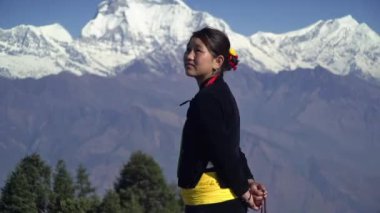 Himalayalar 'da, Nepal' de, Ormanda, Everest 'te, Tibet' te, Anapurta 'da, Dance' te, Ancient Temple 'da manken kız.