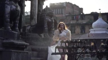 Himalayalar 'da, Nepal' de, Ormanda, Everest 'te, Tibet' te, Anapurta 'da, Dance' te, Ancient Temple 'da manken kız.