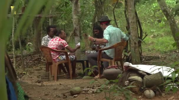 Άνθρωποι Παίζουν Χαρτιά Στη Ζούγκλα — Αρχείο Βίντεο