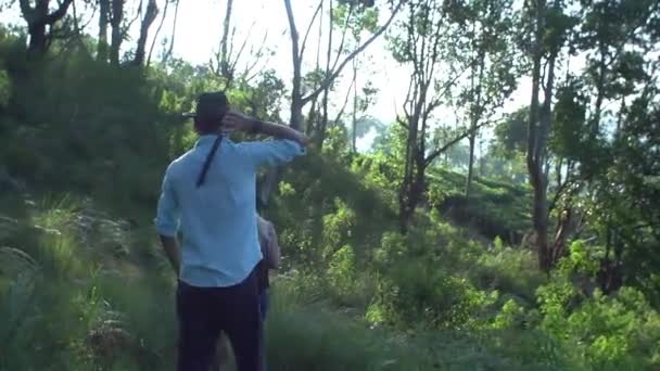 Grupo Arqueólogos Con Guía Viajan Través Selva Sri Lanka Buscando — Vídeo de stock