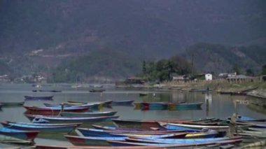 Kıyıdaki kayık, Himalayalar 'ın ayağı, Tibet, Pokhara, Everest