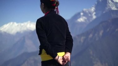 Himalayalar 'da, Nepal' de, Ormanda, Everest 'te, Tibet' te, Anapurta 'da, Dance' te, Ancient Temple 'da manken kız.