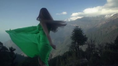 Himalayalar 'da, Nepal' de, Ormanda, Everest 'te, Tibet' te, Anapurta 'da, Dance' te, Ancient Temple 'da manken kız.