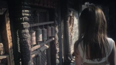 Himalayalar 'da, Nepal' de, Ormanda, Everest 'te, Tibet' te, Anapurta 'da, Dance' te, Ancient Temple 'da manken kız.