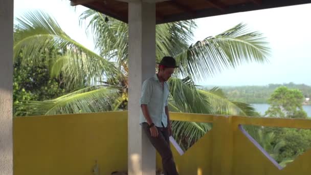 Man Leeft Jungle Het Leven Van Jungle Palmbomen Een Natuurlijk — Stockvideo