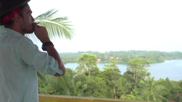 Man Woont Jungle Het Leven Van Jungle Palmbomen Een Natuurlijk — Stockvideo