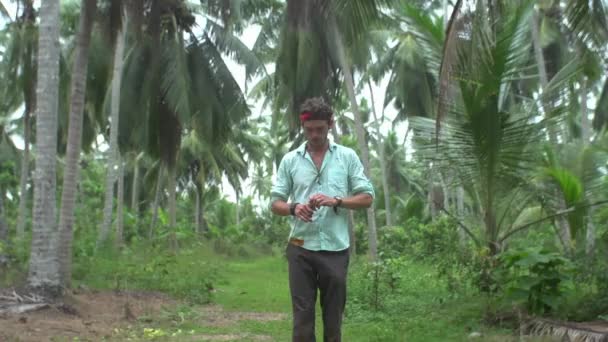 Ragazzo Vive Nella Giungla Vita Della Giungla Palme Fenomeno Naturale — Video Stock