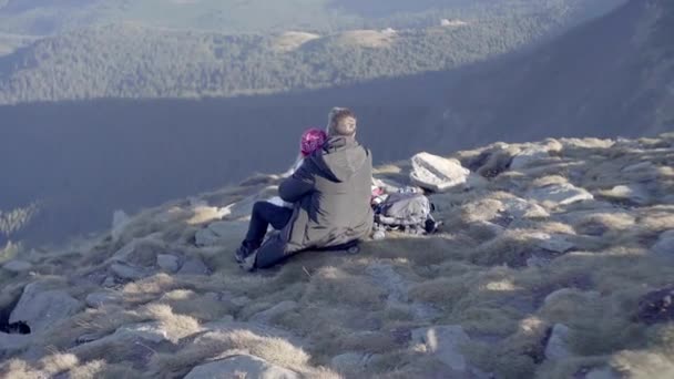 Ragazzo Con Una Ragazza Fare Escursione Andare Cima Alla Montagna — Video Stock