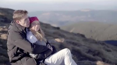 Bir kızla yürüyüşe çıkan bir adam, dağların tepesine çıkar, nehirden geçer ve dağlardaki ormana gider.