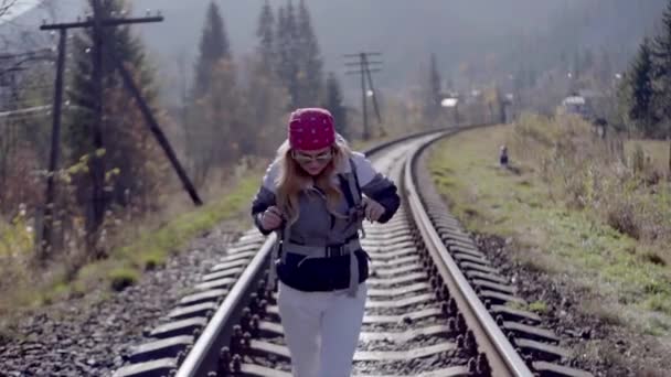 Turistická Dívka Putující Zármutku Sama Dobrodružstvím Procházející Blízkosti Řeky Lesem — Stock video