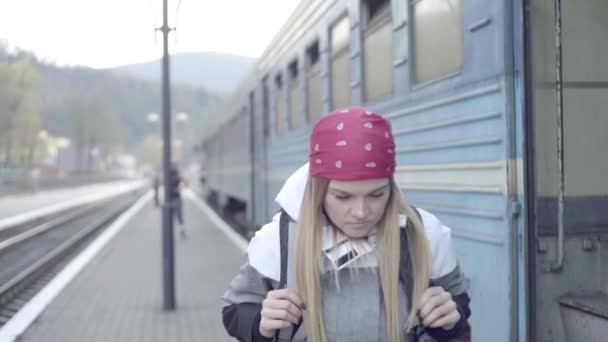 Turistická Dívka Putující Zármutku Sama Dobrodružstvím Procházející Blízkosti Řeky Lesem — Stock video