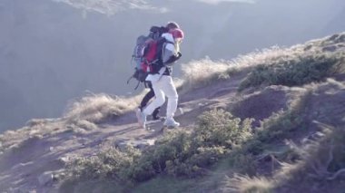 Bir kızla yürüyüşe çıkan bir adam, dağların tepesine çıkar, nehirden geçer ve dağlardaki ormana gider.