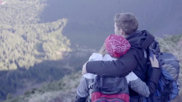 一个男人和一个女孩一起去远足 穿过河流到达山顶 然后在山上的森林里 — 图库视频影像