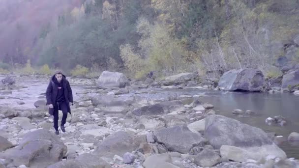 Туристичний Хлопець Подорожує Скорботі Сам Пошуках Пригод Ходить Біля Річки — стокове відео