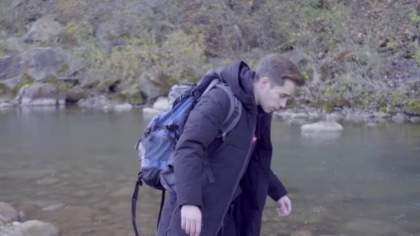 Turysta Podróżujący Żałobie Samotny Poszukiwaniu Przygody Spacerujący Pobliżu Rzeki Przez — Wideo stockowe