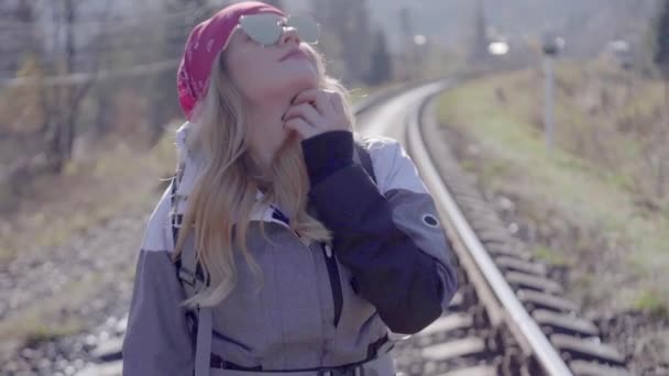 Flicka Går Räls Med Järnväg Högt Upp Bergen Ett Tåg — Stockvideo
